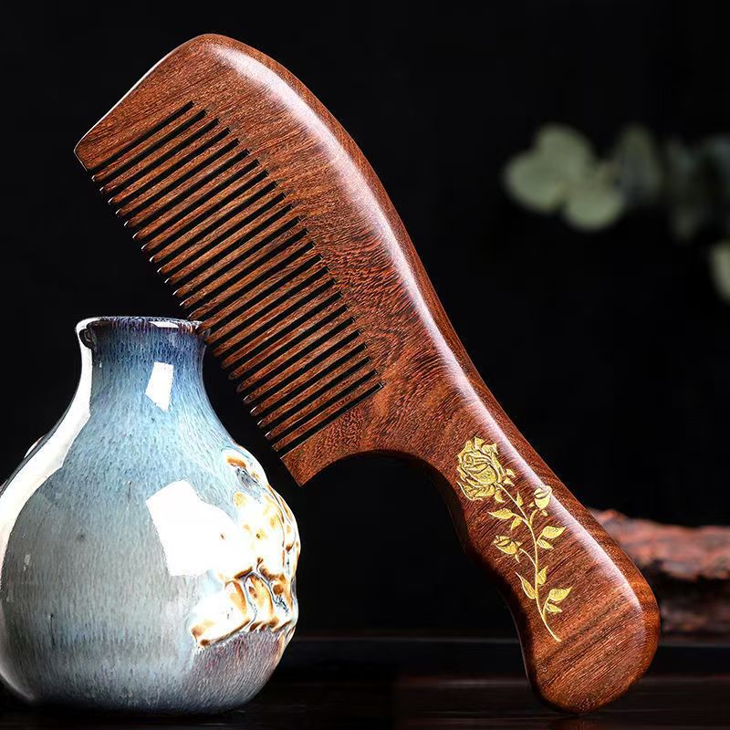Traditional Chinese medicine health comb, made of natural sandalwood, combed every day, can calm the mind and help sleep, nourish blood and hair, promote blood circulation in the brain, and rejuvenate youth