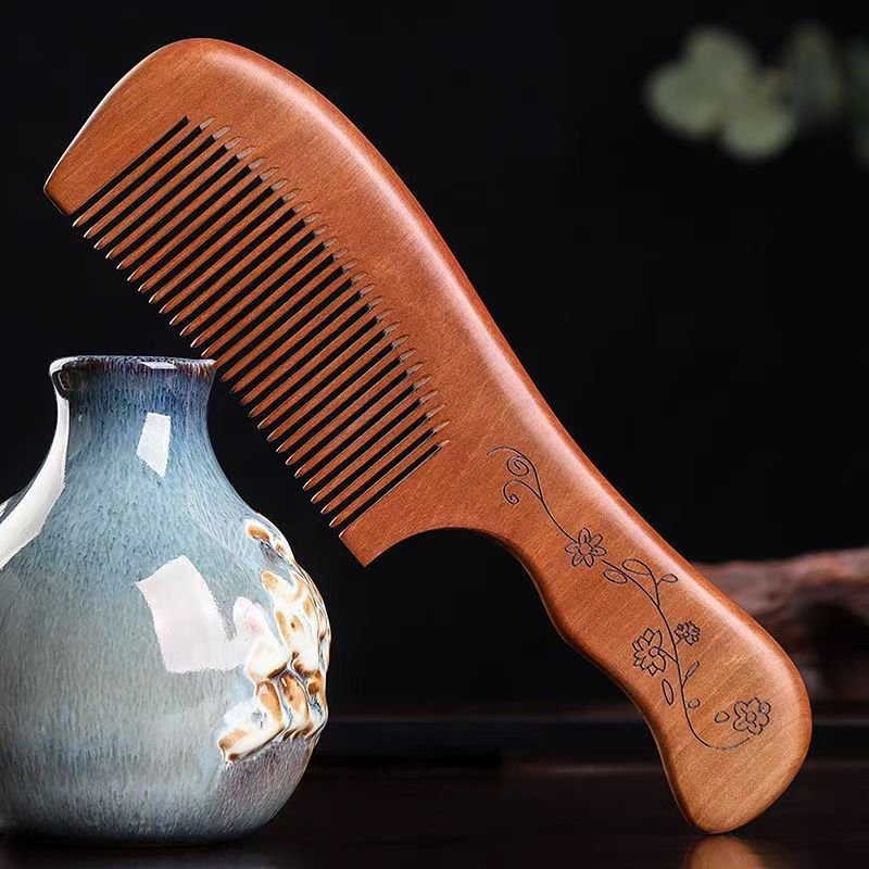 Traditional Chinese medicine health comb, made of natural sandalwood, combed every day, can calm the mind and help sleep, nourish blood and hair, promote blood circulation in the brain, and rejuvenate youth