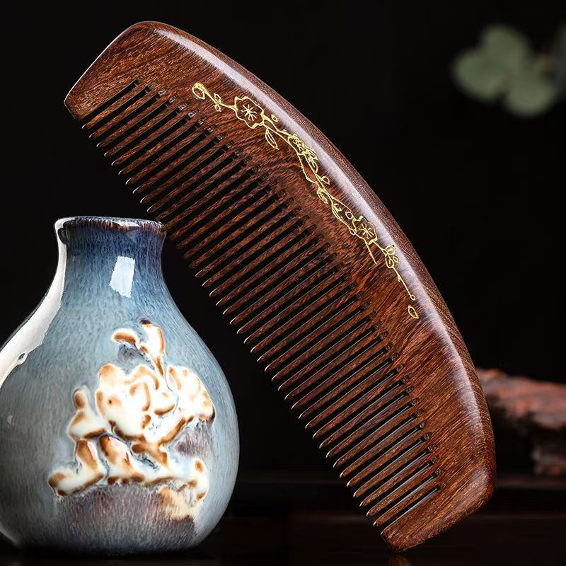 Traditional Chinese medicine health comb, made of natural sandalwood, combed every day, can calm the mind and help sleep, nourish blood and hair, promote blood circulation in the brain, and rejuvenate youth