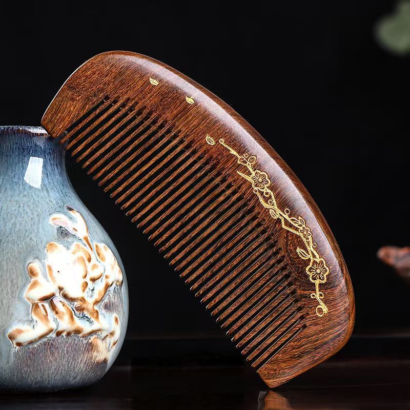Traditional Chinese medicine health comb, made of natural sandalwood, combed every day, can calm the mind and help sleep, nourish blood and hair, promote blood circulation in the brain, and rejuvenate youth