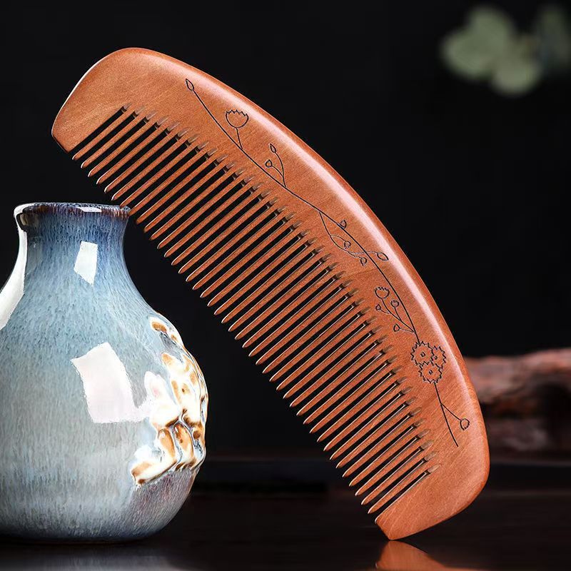 Traditional Chinese medicine health comb, made of natural sandalwood, combed every day, can calm the mind and help sleep, nourish blood and hair, promote blood circulation in the brain, and rejuvenate youth